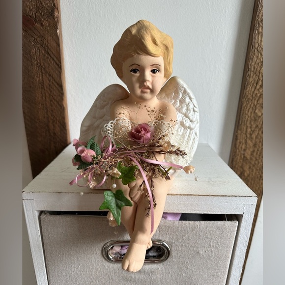 GORGEOUS Vintage Porcelain Sitting Angel Cherub with Flowers EUC - Picture 4 of 16